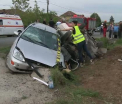 O soferita neatenta a provocat un accident grav langa un oras din Romania. Impactul a fost atat de violent incat masinile au ajuns in sant