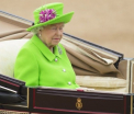 Regina Elizabeth a II-a, la volanul Jaguarului ei verde. Este singura persoana din UK care poate conduce fara permis