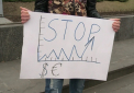 Mai multi tineri au iesit in strada, NEMULTUMITI de deprecierea leului: "Nu pot sa platesc ipoteca, o sa plec din tara"