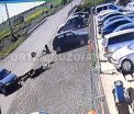 Accident surprins de o camera de supraveghere in Romania. Un motociclist si iubita lui, aruncati pe sosea dupa manevra unui sofer - VIDEO