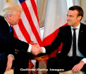 Reuters: Prima strangere de mana intre Trump si Macron a fost o adevarata inclestare. Cine a cedat primul - VIDEO