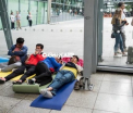 Imaginile cu pasagerii care dorm pe jos in aeroporturi s-au viralizat. British Airways, daune de 150 de milioane de lire