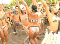 Festival de exceptie pe Insula Pastelui. Sute de localnici au surprins turistii cu dansuri si vestimentatii colorate