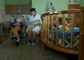 BUNICI PENTRU COPII ORFANI. Femei in etate au grija de micuti abandonati, iar pentru munca lor sunt rasplatite cu... zambete