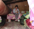 Din cauza saraciei, doi parinti si copilul lor de 5 luni locuiesc sub un pod in Romania, Iasi. Cei doi s-au cunoscut in penitenciar