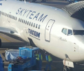 Avion Tarom lovit de o masina de bagaje pe aeroportul din Amsterdam. Pasagerii au vazut o gaura in fuselaj