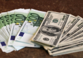 La Banca Nationala se scumpesc, la casele de schimb valutar se ieftinesc. Cursul afisat pentru euro si dolar