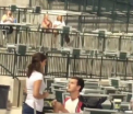 Un american si-a cerut iubita in casatorie la un meci de baseball. Reactia femeii a facut tot stadionul sa rada. VIDEO