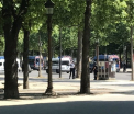 Alerta de securitate in Paris. Soferul care a intrat intr-un vehicul al jandarmilor pe Champs-Elysees "ar fi murit"
