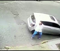 Un argentinian a mutat cu mainile goale o masina care ii bloca garajul. Trebuia sa imi duc tatal la spital
