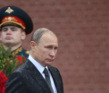 Vladimir Putin, ud leoarca la o ceremonie de depunere de flori la Moscova. Cum a fost fotografiat langa Medvedev - VIDEO