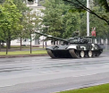 Momentul in care un tanc T-72 scapa de sub control si doboara un stalp in Minsk. Manevra neinspirata a soldatilor. VIDEO