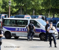 Incident grav intr-o suburbie a Parisului. Un barbat a incercat sa intre cu masina in multimea din fata unei moschei