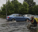 Intersectii inundate si zboruri anulate la Bucuresti, dupa ploile torentiale de azi. Zonele din Romania ravasite de furtuni