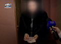 S-a aflat cine ii punea unei femei din capitala pungi cu bani la usa. Iata cine este. VIDEO