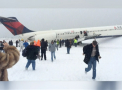 Spaima pentru pasagerii unui avion, in SUA. Aeronava a iesit de pe pista si a intrat intr-un gard. VIDEO