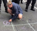 Manifestatiile anti G20. Ce s-a intamplat dupa ce un protestatar a provocat un politist sa joace "x si 0" in Hamburg - VIDEO