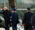 Momentul in care Trump incearca sa ajute un soldat, dar vantul ii strica planul. Cum a ajuns presedintele viral pe internet - VIDEO
