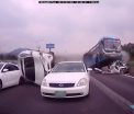 Accident infiorator pe o autostrada din Coreea de Sud, filmat de o camera amplasata pe un autoturism. Doi oameni au murit si 16 sunt raniti - VIDEO