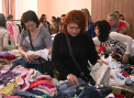 Inghesuiala mare la targul pentru mamici si pici din capitala: "Foarte bune preturi avem". Care sunt cele mai solicitate hainute