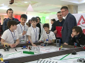 A inceput prima competitie de robotica din Moldova. Mai multi copii s-au intrecut la asamblat ...roboti: Castigatorii vor merge in Estonia