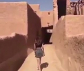 O tanara din Arabia Saudita risca sa fie arestata dupa ce a purtat haine occidentale pe strada. Cum a fost surprinsa