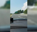 Un sofer din SUA a surprins momentul in care un avion, cu defectiuni tehnice, aterizeaza pe o autostrada