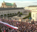 Mii de polonezi au iesit in strada pentru a saluta decizia lui Andrzey Duda de a respinge prin veto o lege controversata