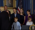 Trump a fost filmat ignorand un baiat cu dizabilitati, care voia sa dea mana cu el