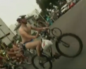 Ciclisti aproape goi au defilat pe strazile din Lima. "Unii participa dezbracati complet, altii si-au pictat trupurile - VIDEO
