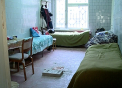 Medicii de pe ambulanta dorm intr-o piscina goala si indura frig. Conditiile inumane in care muncesc angajatii, surprinse cu o CAMERA ASCUNSA
