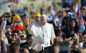 Imaginea cutremuratoare a unui barbat bolnav in bratele Papei Francisc