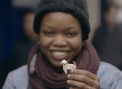 Bani pe strazile din Londra. 500 de catelusi origami, confectionati din bancnote de 10 lire, plasati pe mai multe strazi. Reactia trecatorilor