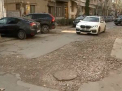 Strada 31 august plina cu santuri adanci pe carosabil si cratere periculoase pe trotuare - toate zac asa, in timp ce oamenii care trec zilnic pe acolo spun ca rar vad muncitori sa lucreze - VIDEO