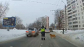 Gestul surprinzator al unui politist. A oprit traficul rutier pentru ca un caine sa traverseze strada - VIDEO