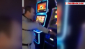 Furios ca a pierdut o suma mare de bani, un barbat a distrus un aparat dintr-o sala de jocuri din Romania - VIDEO