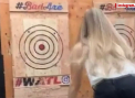 Momentul in care o americanca din Arizona si-a vazut moartea cu ochii dupa ce un topor aruncat spre tinta era cat pe ce sa o decapiteze - VIDEO
