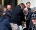 Julian Assange a fost arestat. VIDEO: momentul cand e tarat afara din ambasada Ecuadorului