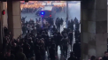 Amsterdam a fost camp de lupta pentru suporteri. Fanii celor de la Ajax si ai lui Juventus au organizat un dezastru total in preajma arenei, inaintea meciului din sferturile Ligii Campionilor. Politia a fost nevoita sa intervina pentru a calma spiritele - VIDEO