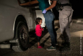 Imaginea unei fetite din Honduras plangand, premiata in cadrul World Press Photo 2019