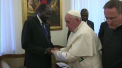 Momentul in care Papa Francisc saruta picioarele liderilor a doua grupari rivale - VIDEO