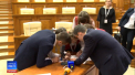 Un concurs intelectual s-a desfasurat astazi in Parlament. Elevi de la mai multe licee din tara au alergat prin salile legislativului si au raspuns la intrebari legate de deputati. Tinerii ne-au spus ca au ramas uimiti de luxul din interior, in conditiile in care avem o tara atat de saraca - VIDEO
