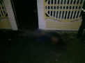 Un tanar de 21 de ani a fost gasit fara suflare intr-o balta de sange pe o strada dintr-o localitate din Soroca, dupa ce a fost lovit de un automobil la volanul caruia se afla un sofer beat. Acesta a fugit de la fata locului, iar la scurt timp a fost gasit de politisti - FOTO/VIDEO
