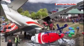 Trei oameni au murit, iar patru au fost raniti in urma unui accident aviatic produs pe un aeroport din Nepal. Un avion, care urma sa decoleze, a derapat si a izbit doua elicoptere - VIDEO