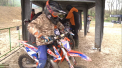 Urlete de motoare, adrenalina la maxim si mult noroi. Asa poate fi caracterizat campionatul european de motocross, desfasurat in aceste zile la Chisinau. Desi vremea de afara nu a fost tocmai favorabila, pilotii au dat tot ce au avut mai bun, iar spectatorii i-au urmarit cu sufletul la gura - VIDEO
