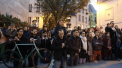 Momentul in care parizienii se aduna langa Notre-Dame si canta melodii religioase, filmat de un moldovean - VIDEO