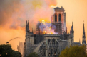 Catedrala Notre-Dame din Paris risca sa se prabuseasca, desi incendiul a fost stins. Avertismentul expertilor