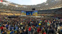 Mult asteptatele dezbateri dintre Vladimir Zelenskii si Petro Porosenko de pe stadionul olipic de la Kiev au avut loc in aceasta seara. Moderatorii confruntarilor au fost doi jurnalisti ucraineni - VIDEO