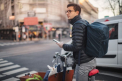 Un curier care livra mancare a murit de epuizare. Cate ore pedalase intr-o singura zi