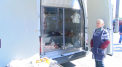 Masinile la care se vinde lapte si carne au inceput sa fie evacuate din strada. La indicatia primarului interimar, politia a inceput sa-i alunge pe comercianti. Acestia sunt nemultumiti si spun ca vor merge sa ceara socoteala primariei. - VIDEO